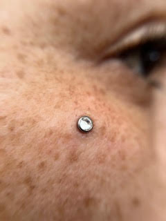 Microdermal próximo ao olho — trabalho de Thaís Muniz