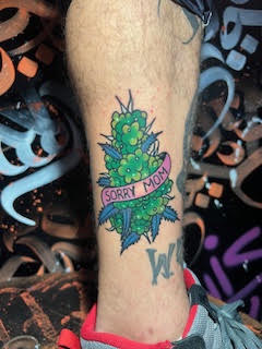 Tatuagem colorida na perna — trabalho de Thaís Muniz